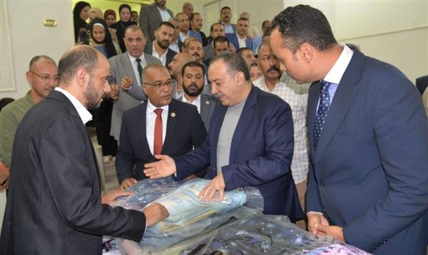 محافظ أسيوط يفتتح معرضًا للمستلزمات المدرسية المخفضة بنادي "الواي"