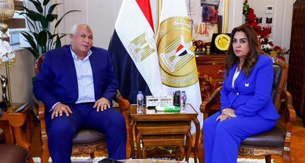وزيرة التنمية المحلية تبحث مع محافظ الوادي الجديد الموقف التنفيذي للمشروعات التنموية والخدمية