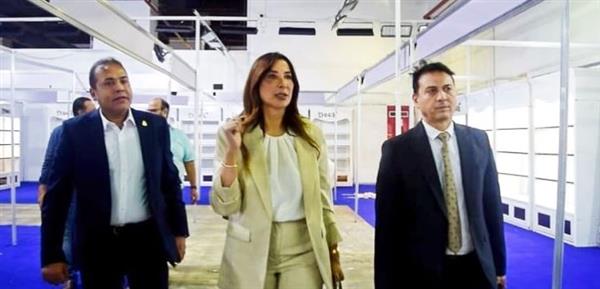 لجنة سيدات الأعمال تتفقد جناح الحرف اليدوية بمعرض أهلا مدارس