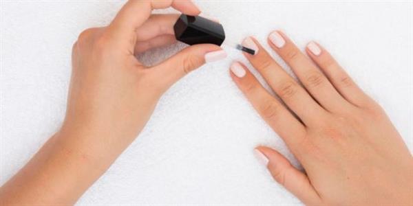 حظر جل الأظافر.. بين بريق الموضة ومخاطر الصحة