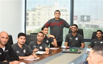   أوسكار رويز يراجع حالات الـ"VAR" مع الحكام