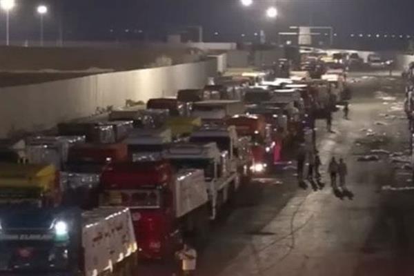 اصطفاف قافلة المساعدات الإنسانية الـ31 تمهيدًا لدخولها من مصر إلى قطاع غزة