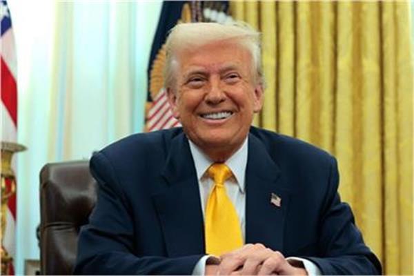 حاكم إلينوي يصف ترامب بـ«الديكتاتور» بسبب «غزو شيكاغو»