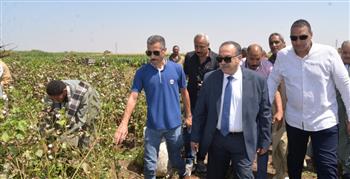   محافظ أسيوط يفتتح موسم جني القطن