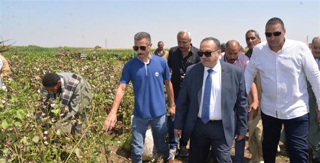 محافظ أسيوط يفتتح موسم جني القطن