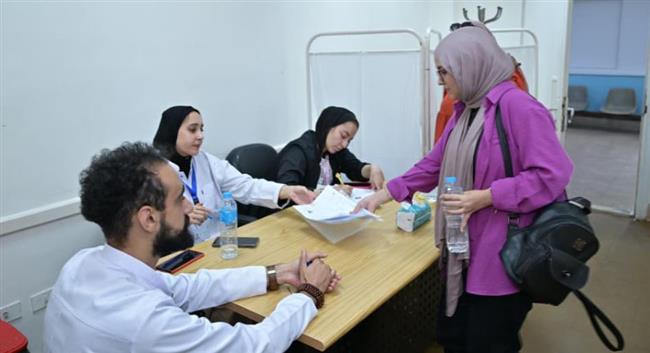 بدء توقيع الكشف الطبي على الطلاب الجدد بجامعة القاهرة 