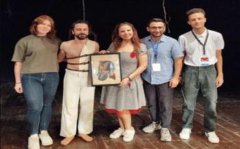   إيناس نور تُكرّم فرقة أرمينية بهدية فرعونية في مهرجان القاهرة للمسرح التجريبي