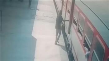  ناظر محطة طما ينقذ راكبًا من الموت قبل سقوطه أسفل عجلات القطار بسوهاج