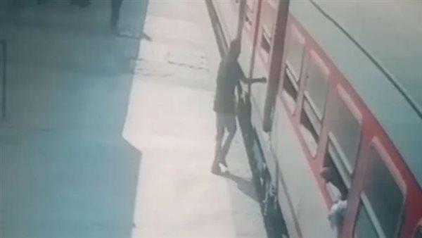 ناظر محطة طما ينقذ راكبًا من الموت قبل سقوطه أسفل عجلات القطار بسوهاج