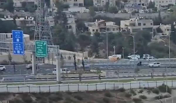 إعلام إسرائيلي: إخلاء مكان إطلاق النار بالقدس للاشتباه بوجود عبوة ناسفة