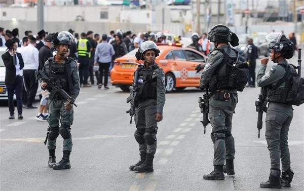 شاهد.. لحظة إطلاق نار على حافلة مستوطنين بالقدس المحتلة