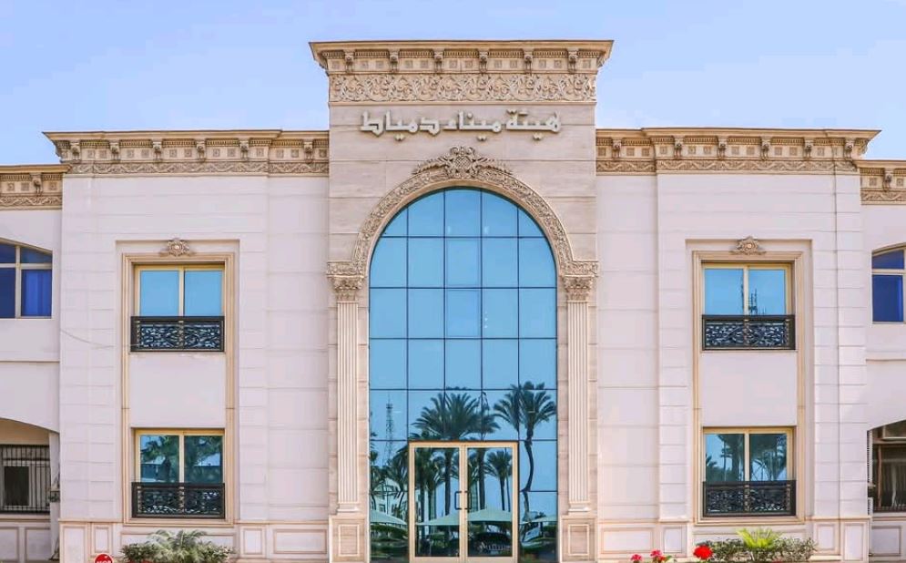 ميناء دمياط يشهد نشاطًا بحركة السفن وتفريغ 65 ألف طن غاز مسال