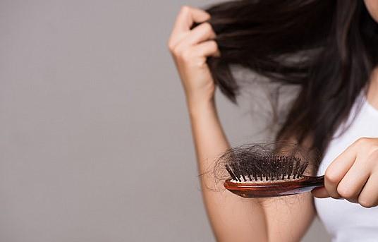 10 أسباب غير متوقعة لتساقط الشعر قد لا تخطر ببالك