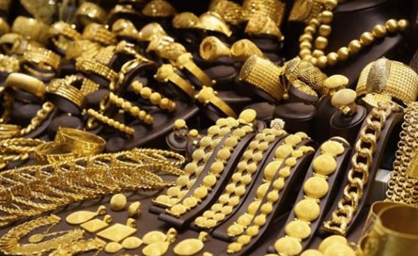 الذهب يتراجع مع بداية العام الجديد