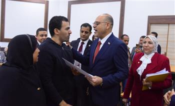   وزير العمل يُسلِّم 20 عقد عمل لذوي الهمم