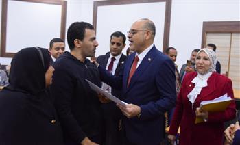 وزير العمل يُسلِّم 20 عقد عمل لذوي الهمم