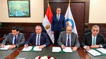 وزير البترول يشهد توقيع عقد تمويل مجمع إنتاج السيليكون المعدني