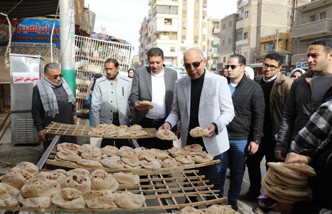 من العجن للخبز.. محافظ المنيا يفاجىء المخابز بحي جنوب المدينة 