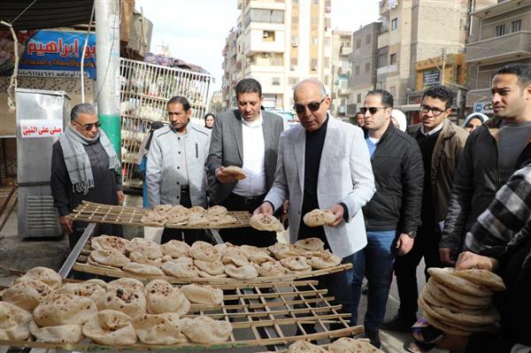 من العجن للخبز.. محافظ المنيا يفاجىء المخابز بحي جنوب المدينة