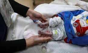 وفاة رضيع عمره 7 أيام بسبب البرد القارس في دير البلح وسط غزة