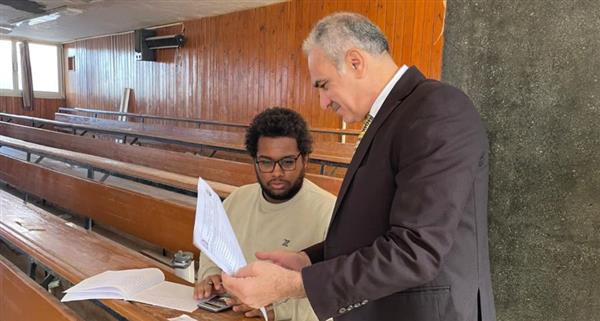 رئيس جامعة أسوان يتابع امتحانات كلية العلوم