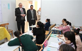 محافظ الغربية يتابع امتحانات النقل بطنطا ويطمئن على الطلاب