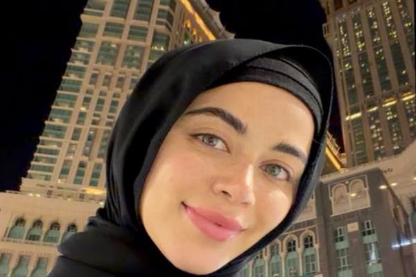 يارا السكرى تؤدي مناسك العمرة