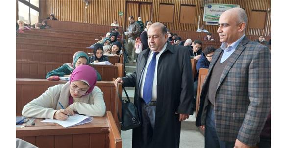 قيادات جامعة القاهرة تواصل متابعة امتحانات نصف العام