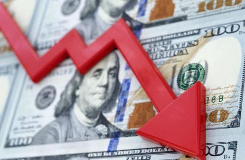 الدولار يتراجع وسط مخاوف حول استقلالية الاحتياطي الفيدرالي