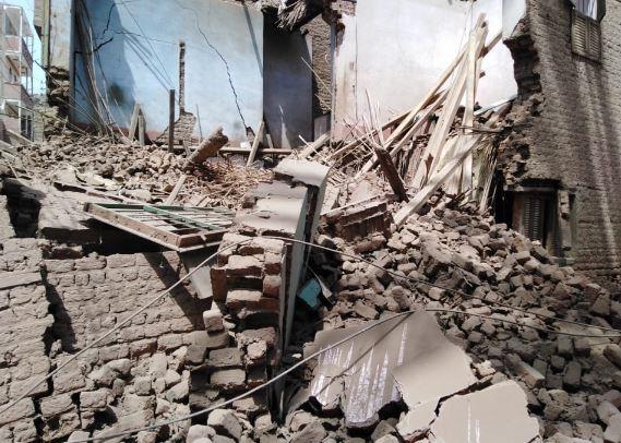 مأساة في سوهاج.. انهيار منزل وإنقاذ 5 أشخاص