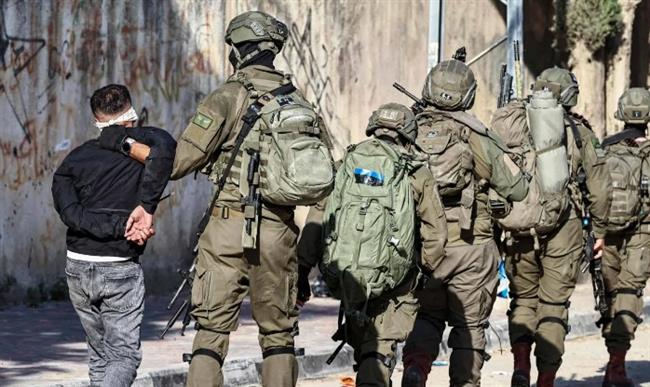 قوات الاحتلال تعتقل مالايقل عن 19 فلسطينيًا من الضفة