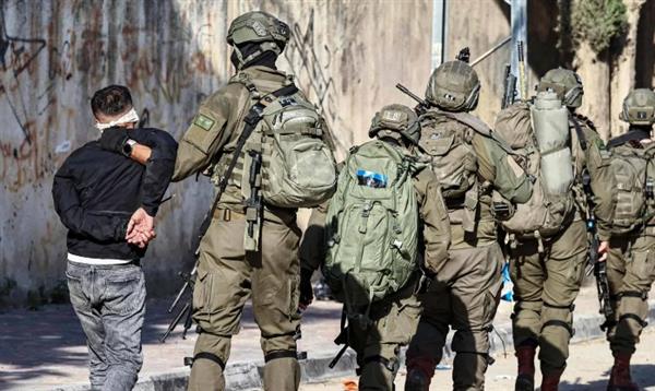 قوات الاحتلال تعتقل مالايقل عن 19 فلسطينيًا من الضفة