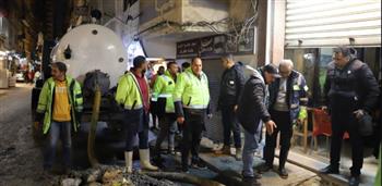   جولة ميدانية لرئيس شركة الصرف الصحي بالإسكندرية خلال النوة