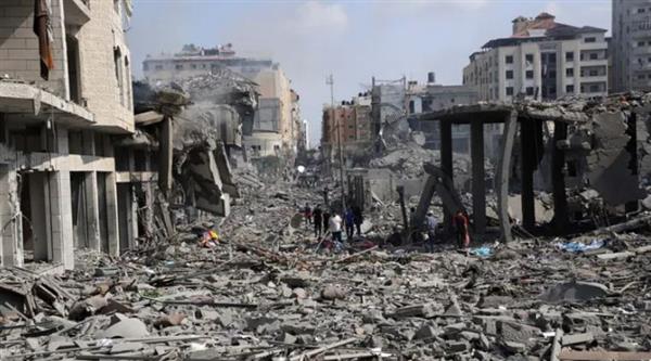 إصابات بين الفلسطينيين جراء انهيار مبنى متضرر من قصف سابق للاحتلال غرب غزة