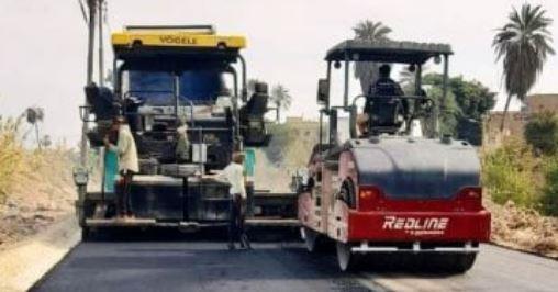 محافظ سوهاج يتابع أعمال رصف طريق حيوى بالمنشاة لتحسين حركة المرور