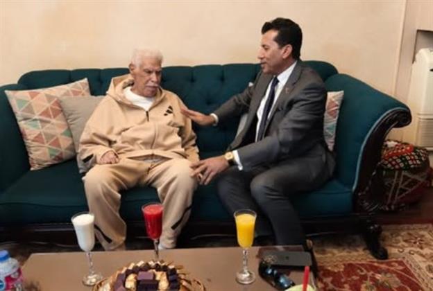 وزير الشباب والرياضة يطمئن على الحالة الصحية للكابتن حسن شحاتة