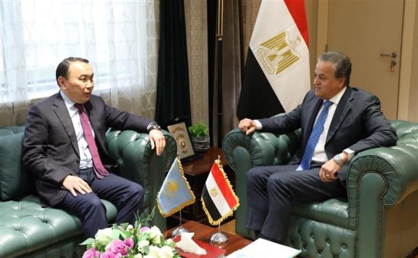 وزير الصحة يبحث مع سفير كازاخستان التعاون في القطاع الصحي وتكنولوجيا تصنيع الأدوية