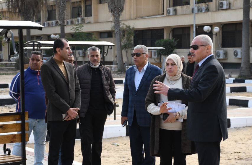 رئيس جامعة قناة السويس يتابع لتطوير منطقة الاستذكار ويوجه بإنشاء ممشى "انترلوك"