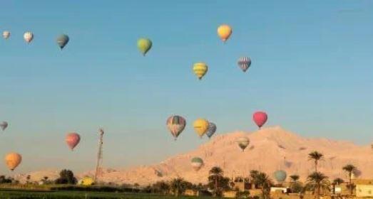 تحليق 85 رحلة بالون طائر في سماء الأقصر تقل أكثر من 2000 سائح حول العالم