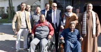   محافظ الأقصر يسلّم كرسيين متحركين لمواطنين من الزينية ومدينة طيبة الجديدة