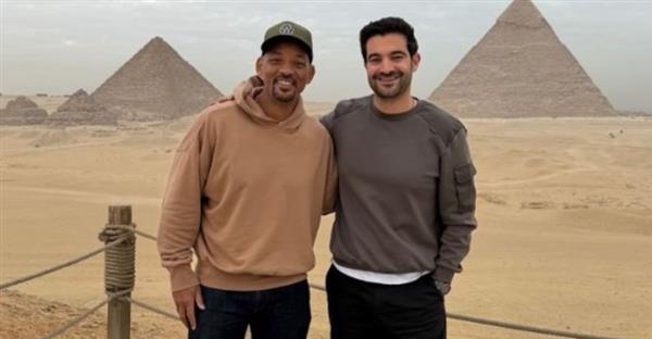 الممثل العالمي ويل سميث يزور أهرامات الجيزة خلال إجازته في مصر