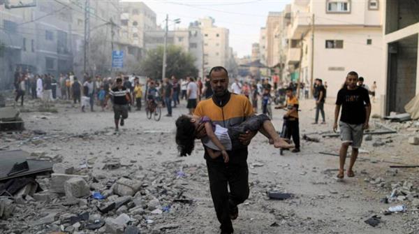 استشهاد 6 فلسطينيين وجرح آخرين بقصف الاحتلال الإسرائيلي منزلين في دير البلح وسط غزة