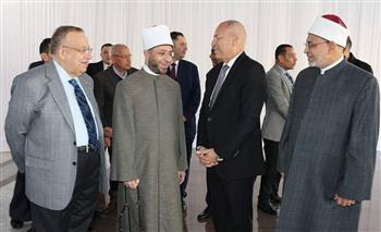   وزير الأوقاف يؤدي صلاة الجمعة بمسجد العزيز الحكيم بمشاركة عدد من الوزراء