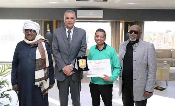 محافظ أسوان يكرم الفنان النوبي أحمد إسماعيل