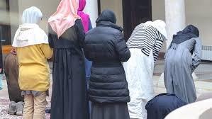   هل يجوز صلاة المرأة بالبنطلون خارج المنزل؟