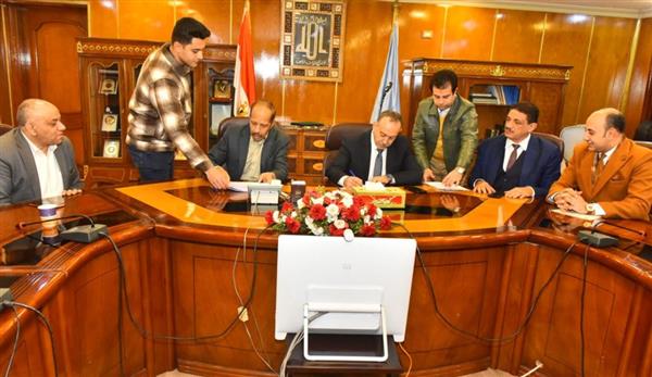 محافظ أسيوط يوقع بروتوكولًا مع الأهلي ومصر