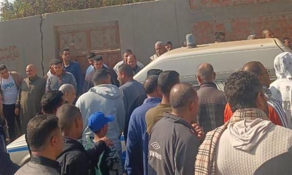 ميت عاصم بالقليوبية تتشح بالسواد أثناء تشييع جثامين 5 أشقاء.. صور