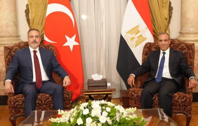 مصر وتركيا تبحثان التعاون الثنائي وأزمات غزة والسودان