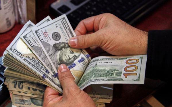 الدولار يحافظ على ثباته وسط توازن بحركة البيع والشراء