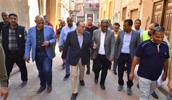   محافظ أسيوط يلتقي أهالي أبنوب ويوجه برفع كفاءة بعض المنازل ودعم الحرفيين